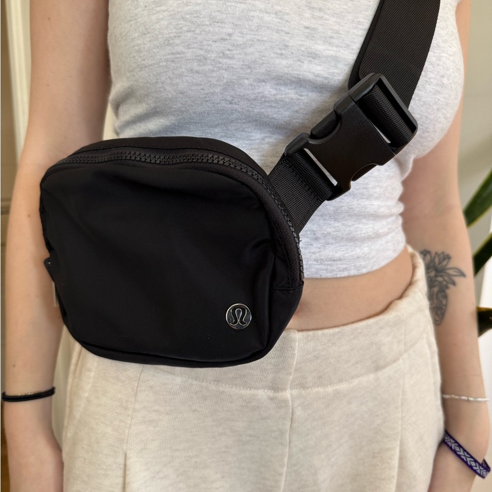 Black lululemon fanny pack